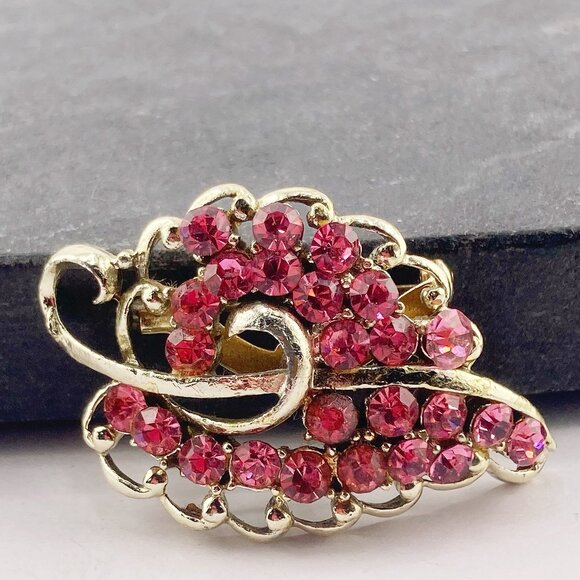 VINTAGE Pink rhinestone and silvery gold tone metal leaf brooch 1950s 1960s pin - Picture 5 of 8
